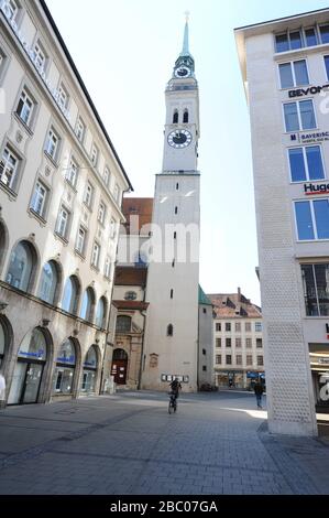 Wegen der Einschränkungen im öffentlichen Leben angesichts der Corona-Pandemie ist die Münchner Innenstadt fast menschenleer. Das Bild zeigt den Marienplatz und den alten Peter. [Automatisierte Übersetzung] Stockfoto