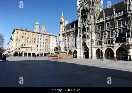 Wegen der Einschränkungen im öffentlichen Leben angesichts der Corona-Pandemie ist die Münchner Innenstadt fast menschenleer. Das Bild zeigt den Marienplatz und das Rathaus. [Automatisierte Übersetzung] Stockfoto