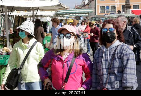 Touristen aus Fernost tragen auf dem Wochenmarkt in der Innenstadt Freisings angesichts der Koronakrise Atemschutzmasken. [Automatisierte Übersetzung] Stockfoto