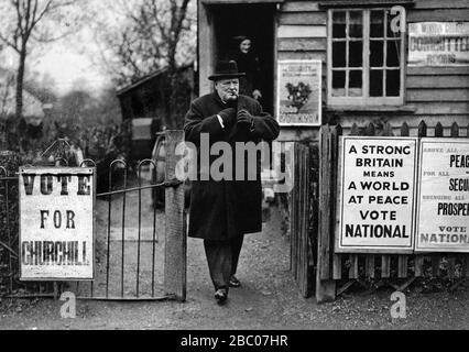 Winston Churchill in seinen Wahlkreisbüros in Epping. Wahl day1935 Stockfoto