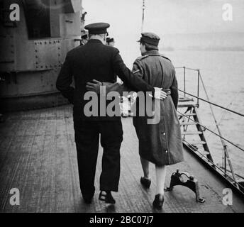 Winston Churchill mit seiner Tochter Mary an Bord der HMS Duke of York auf dem Weg in die Vereinigten Staaten zu einem Treffen mit Präsident Roosevelt. Dezember 1941 Stockfoto