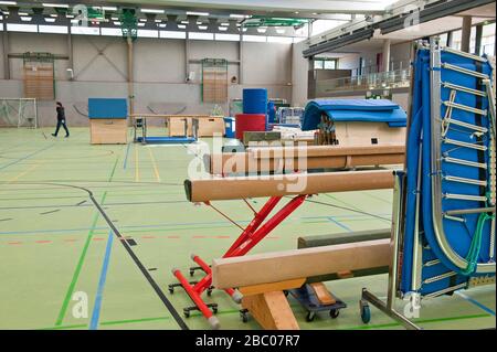 Das Gymnasium der Ebersberger Realschule in der Dr-Winrich-Straße wird geräumt und in eine Notklinik umgewandelt. [Automatisierte Übersetzung] Stockfoto