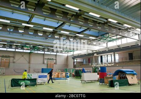 Das Gymnasium der Ebersberger Realschule in der Dr-Winrich-Straße wird geräumt und in eine Notklinik umgewandelt. [Automatisierte Übersetzung] Stockfoto