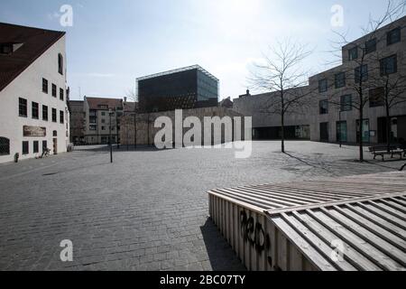 Wegen der Einschränkungen im öffentlichen Leben angesichts der Corona-Pandemie sind die Straßen und Plätze Münchens fast menschenleer. Das Bild zeigt den Jakobsplatz mit der Hauptsynagogengemeinde und dem Stadtmuseum im Hintergrund. [Automatisierte Übersetzung] Stockfoto