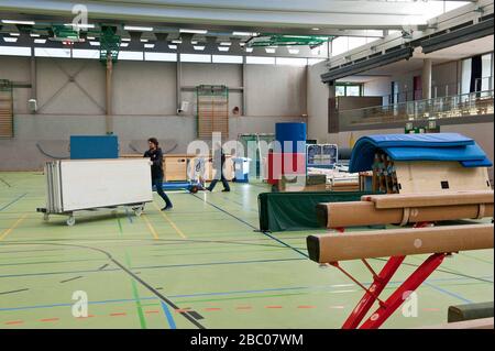 Das Gymnasium der Ebersberger Realschule in der Dr-Winrich-Straße wird geräumt und in eine Notklinik umgewandelt. [Automatisierte Übersetzung] Stockfoto