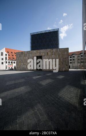 Wegen der Einschränkungen im öffentlichen Leben angesichts der Corona-Pandemie sind die Straßen und Plätze Münchens fast menschenleer. Das Bild zeigt den Jakobsplatz mit der Hauptsynagogengemeinde und dem Stadtmuseum im Hintergrund. [Automatisierte Übersetzung] Stockfoto