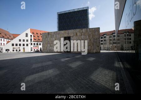 Wegen der Einschränkungen im öffentlichen Leben angesichts der Corona-Pandemie sind die Straßen und Plätze Münchens fast menschenleer. Das Bild zeigt den Jakobsplatz mit der Hauptsynagogengemeinde und dem Stadtmuseum im Hintergrund. [Automatisierte Übersetzung] Stockfoto