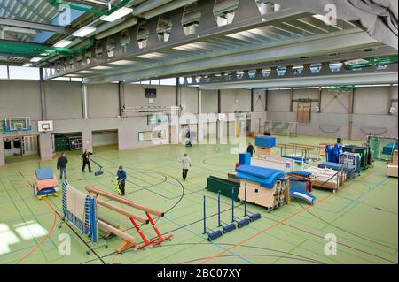 Das Gymnasium der Ebersberger Realschule in der Dr-Winrich-Straße wird geräumt und in eine Notklinik umgewandelt. [Automatisierte Übersetzung] Stockfoto