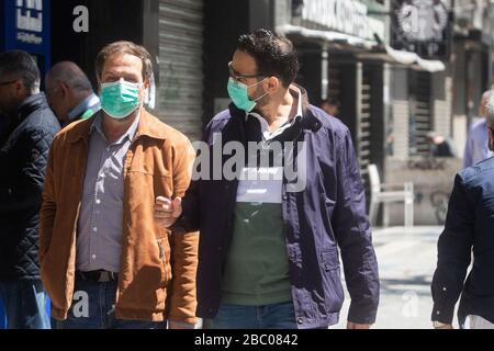 Beirut, Libanon. April 2020. Fußgänger, die eine chirurgische Maske als Schutz vor kovisanten 19 Infektionen tragen, die in der Hamra-Straße spazieren gehen, während sich die Beiruter Bürger während der Sperrzeit und der wirtschaftlichen Not an das Leben anpassen, nachdem die Regierung Quarantäne und nächtliche Sperrungen angeordnet hatte, die die Ausbreitung des neuen Coronavirus eindämmen sollten. Das neuartige Coronavirus verursacht für die meisten Menschen leichte oder mäßige Symptome, für ältere Erwachsene und Menschen mit bestehenden Gesundheitsproblemen kann es jedoch zu schwerer Krankheit oder Tod führen. Credit: amer ghazzal/Alamy Live News Stockfoto