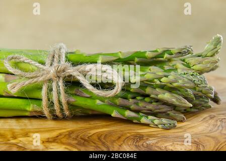 Frischer junger Asparagus-Nahkampf. Spargel auf Holzbrett Stockfoto