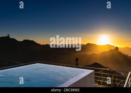 Spanien, Kanarische Inseln, Gran Canaria, wunderbarer Blick vom Parador von Cruz de Tejeda aus, der nach Westen und zum Sonnenuntergang blickt Stockfoto