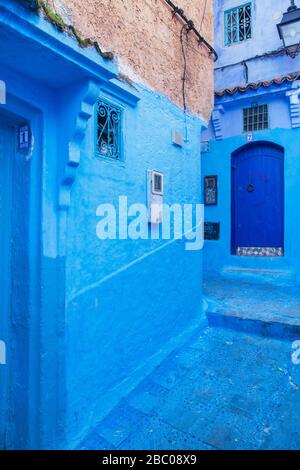 Chefchaouen, Marokko: Traditionelle blau bemalte Wände in der Medina Stockfoto