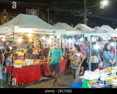 Nachtbasar und Lebensmittelgericht im Zentrum der Stadt Chiang Rai. Es besteht aus vielen kleinen Ständen, die die enge Straße säumten. Lebensmittel zum Verkauf. Stockfoto