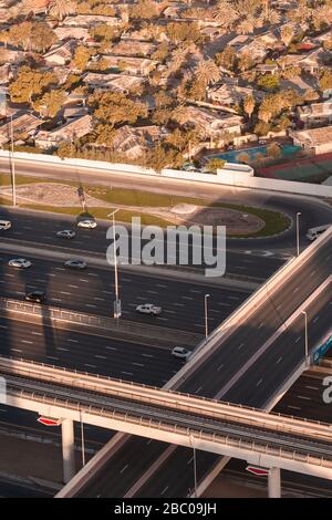 Straße Trafiic auf Scheich Zayed Rd am frühen Morgen mit Wohnhäusern in der Hinterrunde. Stockfoto