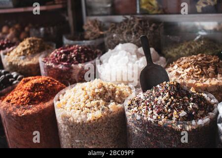 Verschiedene Gewürze auf dem Markt im Dubai Creek District Deira. Stockfoto