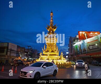 Chiang Rai Clock Tower in der Gegend von Wiang Mueang am Abend auf dem Nachtmarkt. Stockfoto