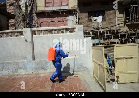 Peschawar, Pakistan. April 2020. Die Mitglieder des Teams der städtischen Körperschaft sprühen Desinfektionsmittel, um die Umgebung der Dilawar Khan Moschee und Straße nach einem Ausbruch des Corona-Virus in der Stadt Peschawar, Pakistan, zu sanieren. (Foto von Hussain Ali/Pacific Press) Credit: Pacific Press Agency/Alamy Live News Stockfoto