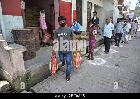 Prayagraj: Die Menschen halten soziale Distanz, während sie in der Warteschlange stehen, um während des Lockdowns kostenlose Ration zu erhalten, nachdem Coronavirus Pandemie in Prayagraj am Donnerstag, 02. April 2020. (Foto von Prabhat Kumar Verma/Pacific Press) Stockfoto