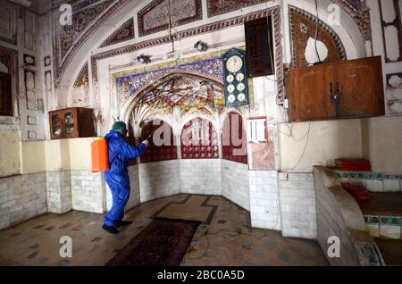 Peschawar, Pakistan. April 2020. Die Mitglieder des Teams der städtischen Körperschaft sprühen Desinfektionsmittel, um die Umgebung der Dilawar Khan Moschee und Straße nach einem Ausbruch des Corona-Virus in der Stadt Peschawar, Pakistan, zu sanieren. (Foto von Hussain Ali/Pacific Press) Credit: Pacific Press Agency/Alamy Live News Stockfoto