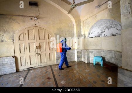 Peschawar, Pakistan. April 2020. Die Mitglieder des Teams der städtischen Körperschaft sprühen Desinfektionsmittel, um die Umgebung der Dilawar Khan Moschee und Straße nach einem Ausbruch des Corona-Virus in der Stadt Peschawar, Pakistan, zu sanieren. (Foto von Hussain Ali/Pacific Press) Credit: Pacific Press Agency/Alamy Live News Stockfoto