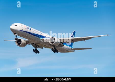 London, Großbritannien - 1. August 2018: All Nippon Airways Boeing 777-Flugzeug am Flughafen London-Heathrow (LHR) in Großbritannien. Boeing ist ein A. Stockfoto