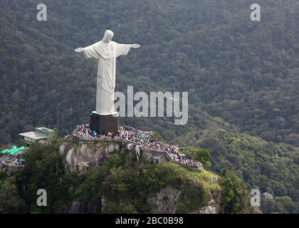 Ein Blick auf Christus den Erlöser von oben mit einem Hintergrund des grünen tropischen Waldes in Rio de Janeiro. Stockfoto