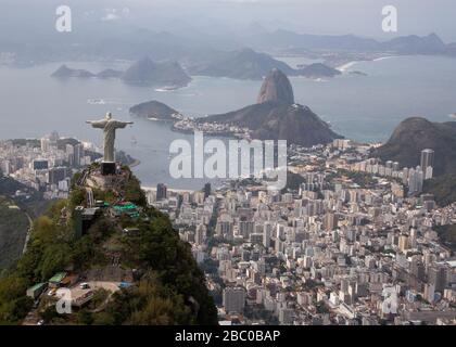 Ein Blick auf Christus, den Erlöser von oben, mit einem Hintergrund der Botafogo-Bucht und des Berges Sugarloaf in Rio de Janeiro. Stockfoto