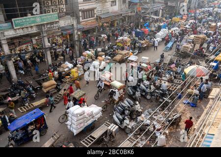 Belebte Straße in Old Delhi, Indien Stockfoto