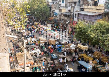 Belebte Straße in Old Delhi, Indien Stockfoto