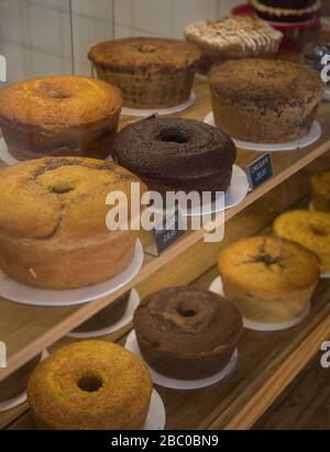 Kuchen zum Verkauf in einem unabhängigen Kuchenladen. Stockfoto