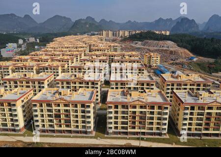 (200402) -- NANNING, 2. April 2020 (Xinhua) -- Luftfoto vom 15. November 2019 zeigt einen Blick auf einen Armutsbekämpfungsstandort im Autonomen Kreis Dahua Yao im Süden Chinas Autonomes Gebiet Guangxi Zhuang. Die Autonome Region Guangxi Zhuang, eine Schlüsselregion in Chinas Anti-Armut-Bemühungen, hat dazu geführt, dass etwa 710.000 Menschen, die während der 13. Fünfjährigen Planungsperiode (2016-2020) aus unwirtlichen Gebieten umgesiedelt wurden, als Schlüsselkampf gegen Armut identifiziert und Akten eingerichtet wurden. Das Umzugsprogramm wurde bis Ende letzten Jahres abgeschlossen. Viele Menschen wurden aus dem umweltfreundlichen V-Bereich entfernt Stockfoto