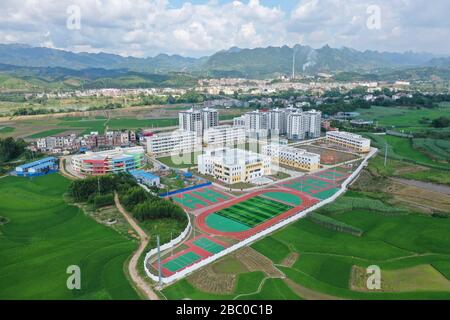 (200402) -- NANNING, 2. April 2020 (Xinhua) -- Luftfoto vom 28. August 2019 zeigt einen Blick auf einen Standort zur Armutsbekämpfung in der Silin Township des Landkreises Tiandong im Süden Chinas in der Autonomen Region Guangxi Zhuang. Die Autonome Region Guangxi Zhuang, eine Schlüsselregion in Chinas Anti-Armut-Bemühungen, hat dazu geführt, dass etwa 710.000 Menschen, die während der 13. Fünfjährigen Planungsperiode (2016-2020) aus unwirtlichen Gebieten umgesiedelt wurden, als Schlüsselkampf gegen Armut identifiziert und Akten eingerichtet wurden. Das Umzugsprogramm wurde Ende letzten Jahres abgeschlossen. Viele Menschen wurden aus dem Umweltschutz entfernt Stockfoto