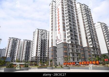 (200402) -- NANNING, 2. April 2020 (Xinhua) -- Foto vom 16. Oktober 2019 zeigt einen Blick auf einen Umsiedlungsort zur Armutsbekämpfung im Kreis Longan im südchinesischen Autonomen Gebiet Guangxi Zhuang. Die Autonome Region Guangxi Zhuang, eine Schlüsselregion in Chinas Anti-Armut-Bemühungen, hat dazu geführt, dass etwa 710.000 Menschen, die während der 13. Fünfjährigen Planungsperiode (2016-2020) aus unwirtlichen Gebieten umgesiedelt wurden, als Schlüsselkampf gegen Armut identifiziert und Akten eingerichtet wurden. Das Umzugsprogramm wurde bis Ende letzten Jahres abgeschlossen.eine große Anzahl von Menschen aus dem ökologisch anfälligen Bergland entfernt Stockfoto