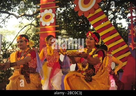 Die Menschen von All Walk schließen sich dem kulturellen Programm von Pahela Falgun an, das auch als erster Frühlingstag des bengalischen Monats Falgun bezeichnet wird, ist ein Feiertagszelebor Stockfoto