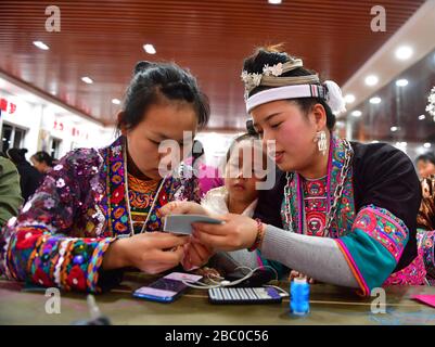 (200402) -- NANNING, 2. April 2020 (Xinhua) -- Einheimische üben Stickereien in einem Workshop zur Armutsbekämpfung in einem Umsiedlungsort im Autonomen Kreis Rongshui Miao, Südchina Autonomes Gebiet Guangxi Zhuang, 18. November 2019. Die Autonome Region Guangxi Zhuang, eine Schlüsselregion in Chinas Anti-Armut-Bemühungen, hat dazu geführt, dass etwa 710.000 Menschen, die während der 13. Fünfjährigen Planungsperiode (2016-2020) aus unwirtlichen Gebieten umgesiedelt wurden, als Schlüsselkampf gegen Armut identifiziert und Akten eingerichtet wurden. Das Umzugsprogramm wurde Ende letzten Jahres abgeschlossen. Viele Menschen wurden aus der Umgebung entfernt Stockfoto