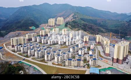 (200402) -- NANNING, 2. April 2020 (Xinhua) -- Luftfoto vom 3. Dezember 2019 zeigt einen Blick auf einen Umsiedlungsort zur Armutsbekämpfung im Kreis Longlin im südchinesischen Autonomen Gebiet Guangxi Zhuang. Die Autonome Region Guangxi Zhuang, eine Schlüsselregion in Chinas Anti-Armut-Bemühungen, hat dazu geführt, dass etwa 710.000 Menschen, die während der 13. Fünfjährigen Planungsperiode (2016-2020) aus unwirtlichen Gebieten umgesiedelt wurden, als Schlüsselkampf gegen Armut identifiziert und Akten eingerichtet wurden. Das Umzugsprogramm wurde bis Ende letzten Jahres abgeschlossen. Viele Menschen wurden aus der umweltschutzbedürftigen mou entfernt Stockfoto