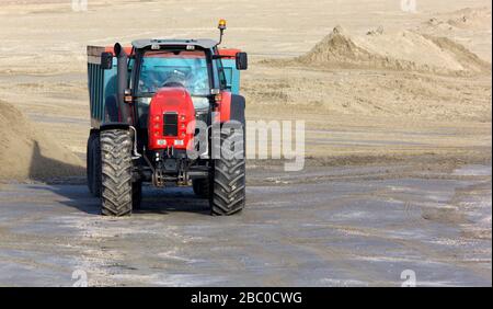 Arbeitsfahrzeug an einem sandigen Strand Stockfoto