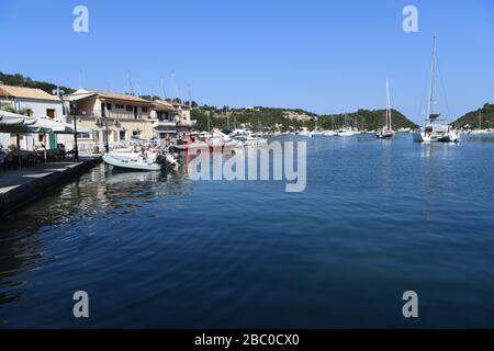 Lakka Hafen. Ein kleines touristisches Dorf auf der Spitze der Insel Paxos. Griechische Insel. Stockfoto