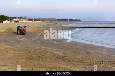 Arbeitsfahrzeug an einem sandigen Strand Stockfoto