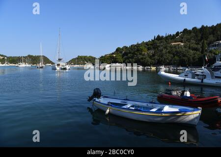 Lakka Hafen. Ein kleines touristisches Dorf auf der Spitze der Insel Paxos. Griechische Insel. Stockfoto