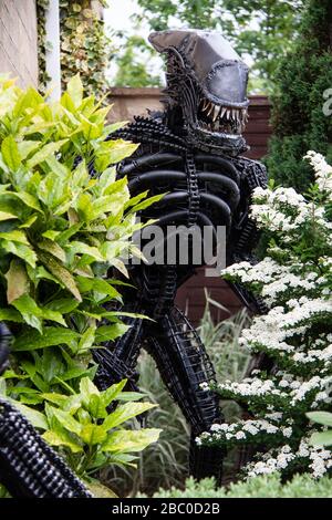 Große, lebensgroße, handgefertigte Nüsse und Schrauben recycelten Metall-Alien-Skulpturen Stockfoto