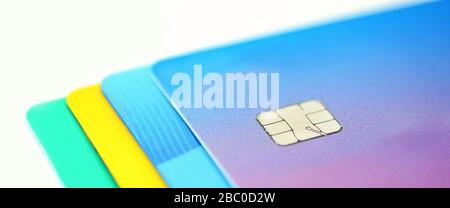 Stapel von mehrfarbigen Kreditkarten auf weißem Hintergrund. Stockfoto