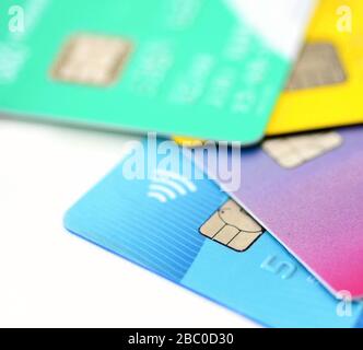 Nahaufnahme der mehrfarbigen Kreditkarten-Sammlung auf weißem Hintergrund. Stockfoto
