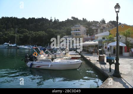 Lakka Hafen. Ein kleines touristisches Dorf auf der Spitze der Insel Paxos. Griechische Insel. Stockfoto