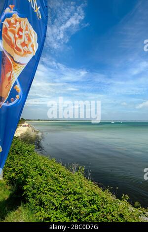 Heißer Sommertag im Middle Beach Cafe in Studland Bay, direkt vor dem Hafen von Poole in Dorset, Großbritannien Stockfoto