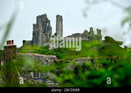 Corfe Castle, ein geplantes Antikendenkmal im Dorf Corfe bei Swanage auf der Insel Purbeck Dorset, Großbritannien Stockfoto