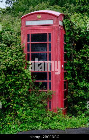 Verlassene rote Telefonbox in der Whitecliff Road am Stadtrand von Swanage, Insel Purbeck, Dorset, Großbritannien Stockfoto