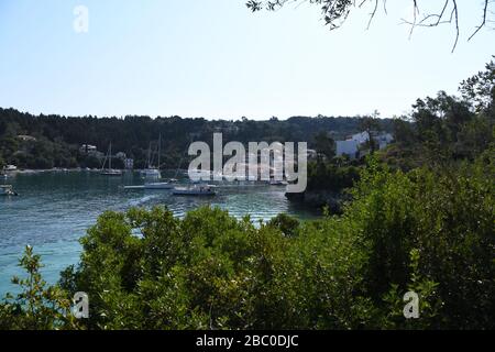 Lakka Hafen. Ein kleines touristisches Dorf auf der Spitze der Insel Paxos. Griechische Insel. Stockfoto