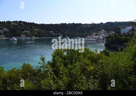 Lakka Hafen. Ein kleines touristisches Dorf auf der Spitze der Insel Paxos. Griechische Insel. Stockfoto