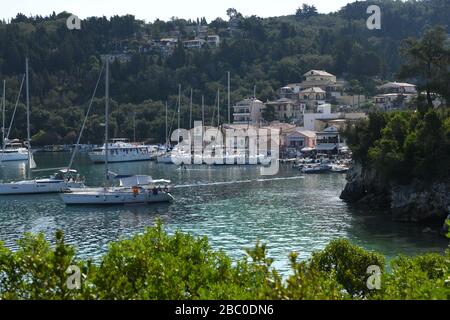 Lakka Hafen. Ein kleines touristisches Dorf auf der Spitze der Insel Paxos. Griechische Insel. Stockfoto